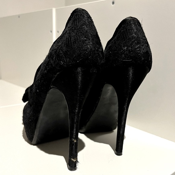 Scalloped edged bow peep toe black lace heels - Picture 3 of 3
